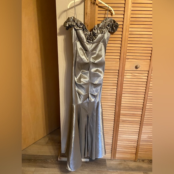 R & M Richard’s Women’s Gown Off The Shoulder Tafetta Size 6 Metallic Champagne - Picture 1 of 8